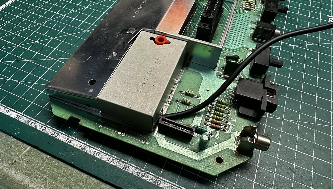 Collegamento AV Mod PCB all'interno della console